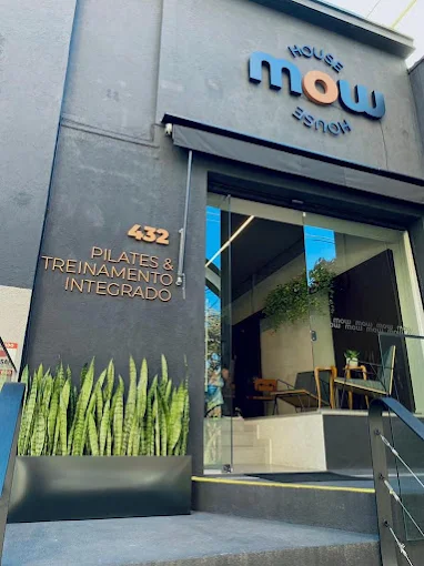 Fachada da MOW House, studio de pilates e treinamento integrado na Rua Harmonia, 432, Vila Madalena, São Paulo